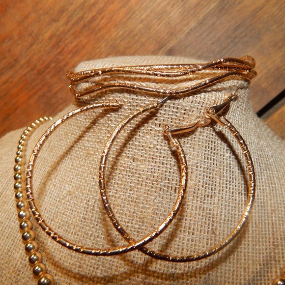 Vintage Classic Graduating Plastic Gold Bead Necklace  w/Wavy Bangles & … - Picture 6 of 6